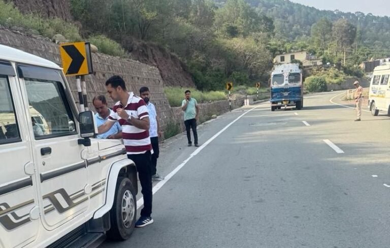 MVD Rajouri Intensifies Traffic Enforcement Drive on NH Rajouri-Poonch; 01 Vehicle Seized, 14 Challaned, ₹24,900 Fine Imposed