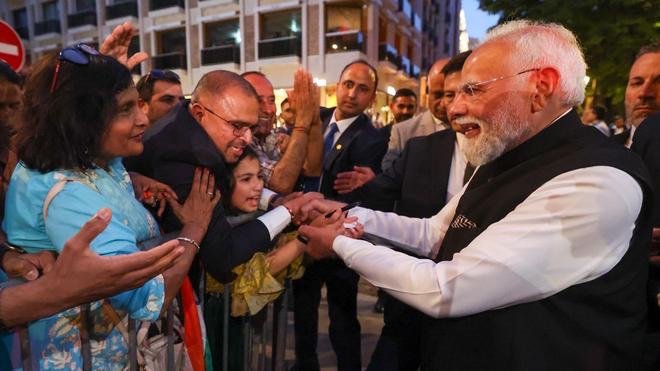 PM Modi Reaches Paris, Receives Warm Welcome from Indian Community